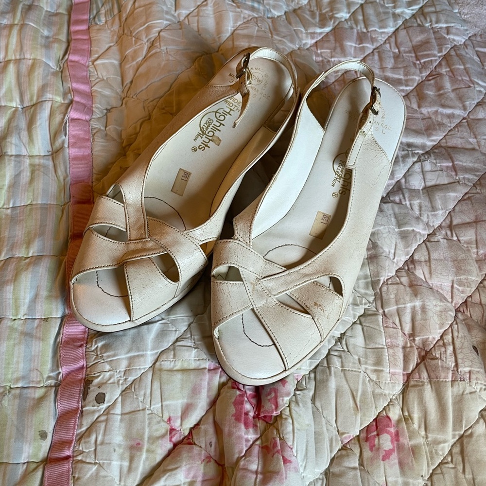 Highlights Vintage White Size 7 Wide 2” Heels